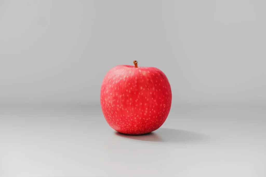 빨간 사과가 덩그러니 놓여져 있는 사진